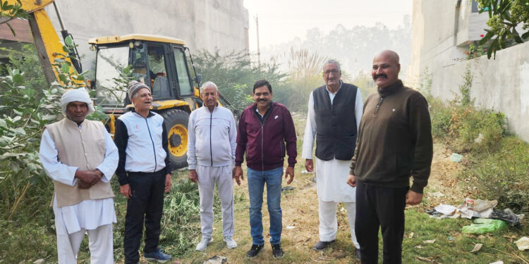 HSVP प्रशासन के सहयोग से सेक्टर 9-11 में कंटीली झाड़ियां हटाने का कार्य शुरू हुआ