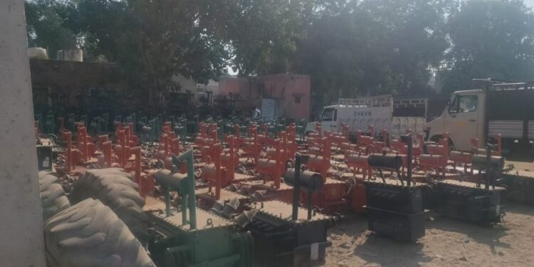 रास्ते को खुलवाने के लिए बिजली विभाग के परियोजना निदेशक से मिला प्रतिनिधिमंडल