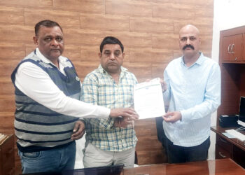 बंदरों को पकड़ने की मंजूरी के लिए हिसार संघर्ष समिति ने डीएफओ को सौंपा ज्ञापन