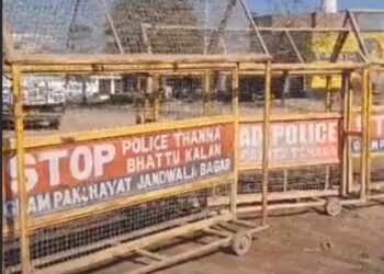 फतेहाबाद में किसानों के दिल्ली कूच के मद्देनजर पंजाब के रास्तों पर बैरिकेडिंग, पुलिस सतर्क।