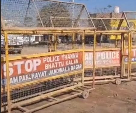 फतेहाबाद में किसानों के दिल्ली कूच के मद्देनजर पंजाब के रास्तों पर बैरिकेडिंग, पुलिस सतर्क।