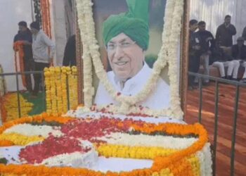 ओम प्रकाश चौटाला की अंतिम विदाई: बेटों और पोतों ने दिया कंधा, नेताओं ने दी श्रद्धांजलि