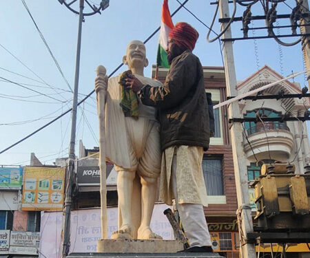 हिन्दुस्तानी ने महात्मा गांधी की पुण्यतिथि पर श्रद्धांजलि दी