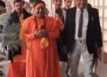 हरियाणा में रिसर्च साइंटिस्ट विवादों में: बिना VC को बताए बाबा को बुलाया, छात्रों से पैर छुआए और फूल डलवाए