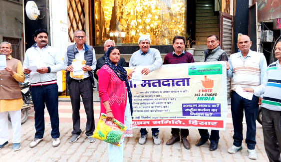 अणुव्रत समिति ने चलाया चुनाव शुद्धि अभियान, पम्पलेट बांट कर लोगों को किया जागरुक