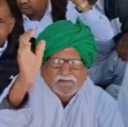 किसानों का आरोप सरकार लिखित वादों से मुकरी, दिया सांकेतिक धरना