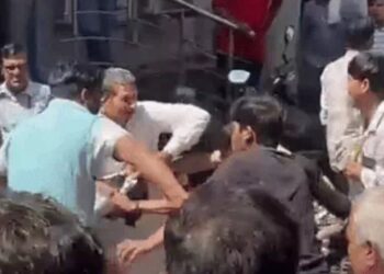 पुलिस थाने के पास प्रेमी जोड़े की पिटाई, VIDEO वायरल