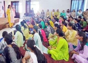महिलाओं की सुरक्षा को समर्पित अभियान: ओडीएम कॉलेज में पुलिस ने दी डायल 112 की जानकारी