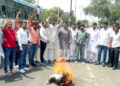 भाजपा युवा मोर्चा ने कांग्रेस पार्टी का पुतला जलाकर मनी लांड्रिंग मामले में कांग्रेस के विरोध प्रदर्शन का जताया विरोध