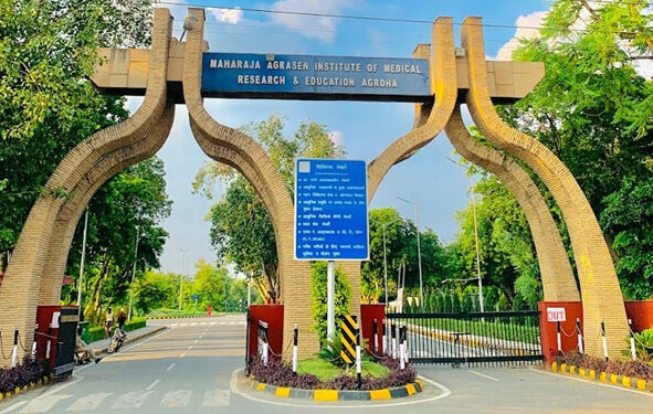 झाड़ियों में मिली नवजात बच्ची, महिला मरीज ने निभाया मां का फर्ज