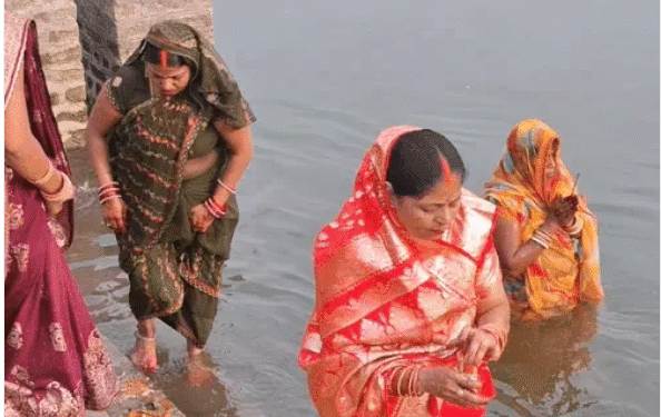 हिसार में छठ के आखिरी दिन उगते सूरज को अर्घ्य:महाआरती के साथ 4 दिवसीय महापर्व समाप्त; एसपी ने पत्नी संग घाट पर की पूजा