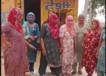 हिसार में शराब के ठेके के आगे महिलाओं ने दिया धरना : खारिया डोभी  गावों के पास ठेका खुलने पर महिलाओं ने किया  विरोध ,ठेकेदार ने कहा विभाग की परमिशन से खोला