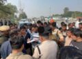 हांसी में रोडवेज बस-टोल कर्मचारियों में विवाद :रामायण टोल प्लाजा पर हंगामा, ड्राइवरों ने रोड जाम किया , शीशे तोड़ने-वर्दी फाड़ने के लगाए आरोप