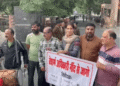 हिसार नगर निगम में ढोल बजाकर प्रदर्शन: पुलिस ने लोगों को हटाया, गेट पर टांगा मांगपत्र , धरने पर बैठे
