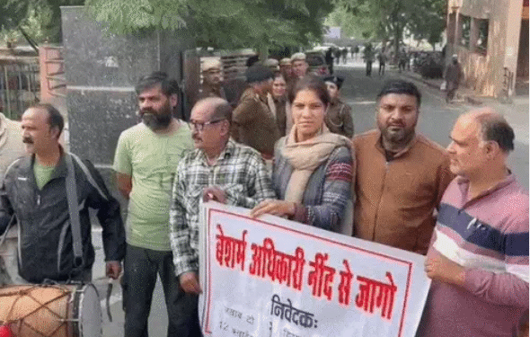 हिसार नगर निगम में ढोल बजाकर प्रदर्शन: पुलिस ने लोगों को हटाया, गेट पर टांगा मांगपत्र , धरने पर बैठे