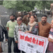 हिसार नगर निगम में ढोल बजाकर प्रदर्शन: पुलिस ने लोगों को हटाया, गेट पर टांगा मांगपत्र , धरने पर बैठे