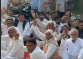 नहरों में पानी की कमी से खेती पर संकट; किसानों का धरना, विभाग ने जल्द व्यवस्था ठीक करने का आश्वासन दिया