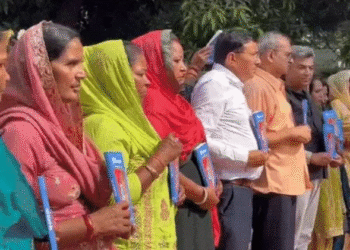 रिटायरमेंट से 25 दिन पूर्व  IAS गर्ग ने जारी की  किताब:हिसार कमिश्नर के घर पर दावत दी, 41 महिला सफाई कर्मचारियों की आत्मकथा लिखी, एक नई  पहल कर सफाई कर्मचारी महिलाओं को किया सम्मानित