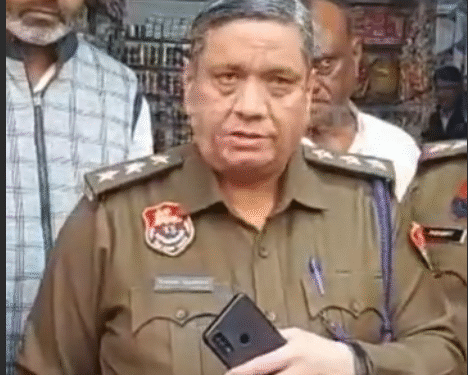 हांसी में दो कपड़ो की दुकानों से लाखों की चोरी:सीढ़ियों से आकर दुकान का शटर तोड़ा, मांगे सूट हुए चोरी