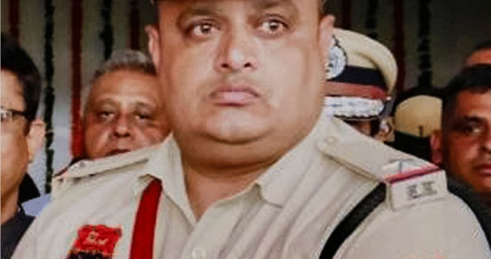 रोहतक ASI सुसाइड केस में आज प्रस्तावित महापंचायत स्थगित की गई है। ममेरे भाई ने बताया कि लाठर खाप प्रधान भात कार्यक्रम में शामिल होने जा रहे हैं, इस महापंचायत में जांच और आगे की रणनीति पर चर्चा की जानी थी।