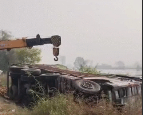 बरवाला में सड़क धंसने से ट्रक पलटा, घंटों तक लगा जाम: लोगों ने कहा—बरसात ने सड़क को गड्ढों में बदल दिया