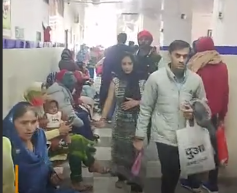 डॉक्टरों की भूख हड़ताल के बीच हिसार में गर्भवती महिला को नहीं मिला बेड; पति हाथ में खून की बोतल लिए भटकता रहा