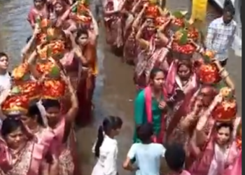 तेज बारिश के बीच कलश यात्रा बनी आकर्षण का केंद्र, श्रद्धालुओं पर हुई पुष्प वर्षा