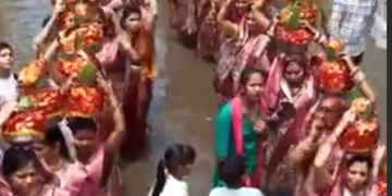 तेज बारिश के बीच कलश यात्रा बनी आकर्षण का केंद्र, श्रद्धालुओं पर हुई पुष्प वर्षा