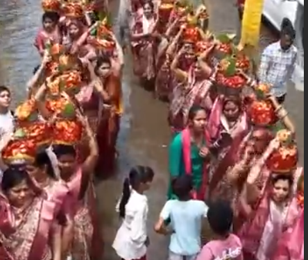 तेज बारिश के बीच कलश यात्रा बनी आकर्षण का केंद्र, श्रद्धालुओं पर हुई पुष्प वर्षा