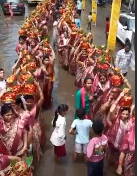 तेज बारिश के बीच कलश यात्रा बनी आकर्षण का केंद्र, श्रद्धालुओं पर हुई पुष्प वर्षा